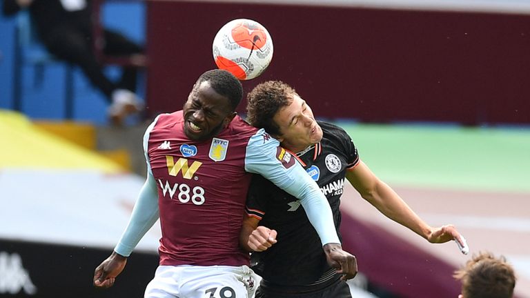 Keinan Davis van Aston Villa vecht voor controle over de bal in de lucht met Andreas Christensen van Chelsea