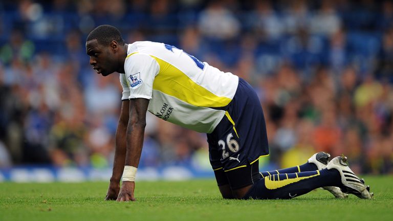 LONDON, ENGLAND - SEPTEMBER 20: Ledley King of Tottenham Hotspur reacts as he lies on the pitch during the Barclays Premier League match between Chelsea and Tottenham Hotspur at Stamford Bridge on September 20, 2009 in London, England. (Photo by Shaun Botterill/Getty Images)