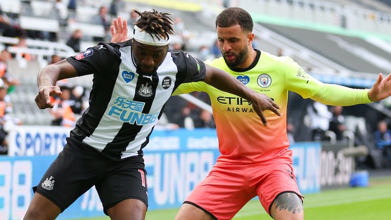 Allan Saint-Maximin holds off Kyle Walker