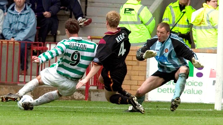 22/05/05 SPL .MOTHERWELL V CELTIC (2-1).FIR PARK - MOTHERWELL.Chris Sutton is on hand to stab the ball home and give Celtic the lead just before the half-hour mark..