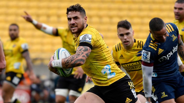 WELLINGTON, NEW ZEALAND - JULY 12: TJ Perenara of the Hurricanes scores a try during the round 5 Super Rugby Aotearoa match between the Hurricanes and the Highlanders at Sky Stadium on July 12, 2020 in Wellington, New Zealand. (Photo by Masanori Udagawa/Getty Images)