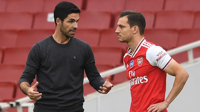 Cedric receives instructions from Mikel Arteta