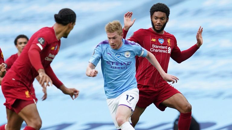 Kevin De Bruyne takes on the Liverpool defence