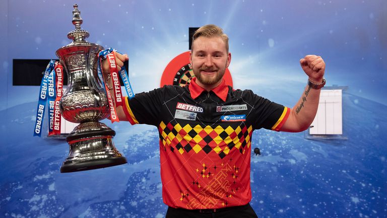 Dimitri Van den Bergh a produit une performance sensationnelle pour triompher de ses débuts en World Matchplay l'année dernière