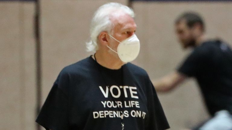 Gregg Popovich wearing a mask during Spurs practice in Orlando
