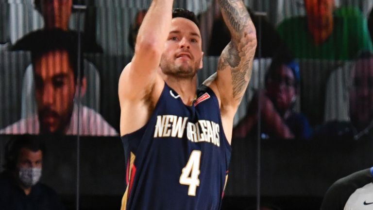 JJ Redick shoots a three-pointer during the Pelicans&#39; scrimmage win over the Bucks