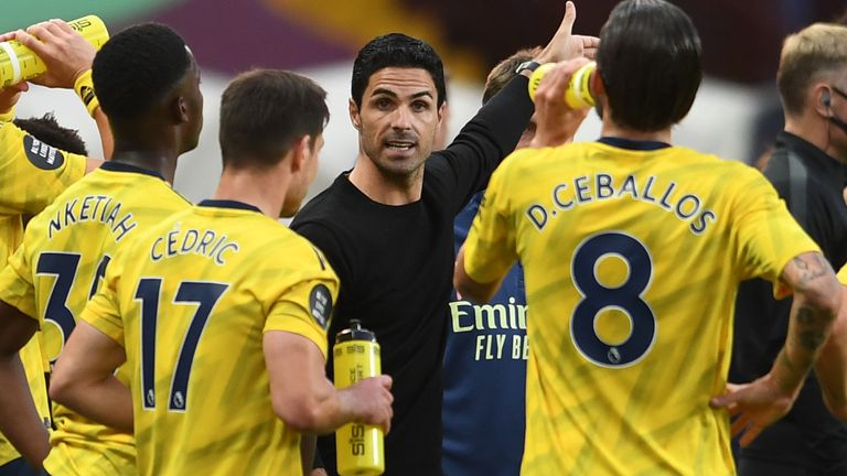 Arteta addresses his players during the 1-0 loss to Aston Villa