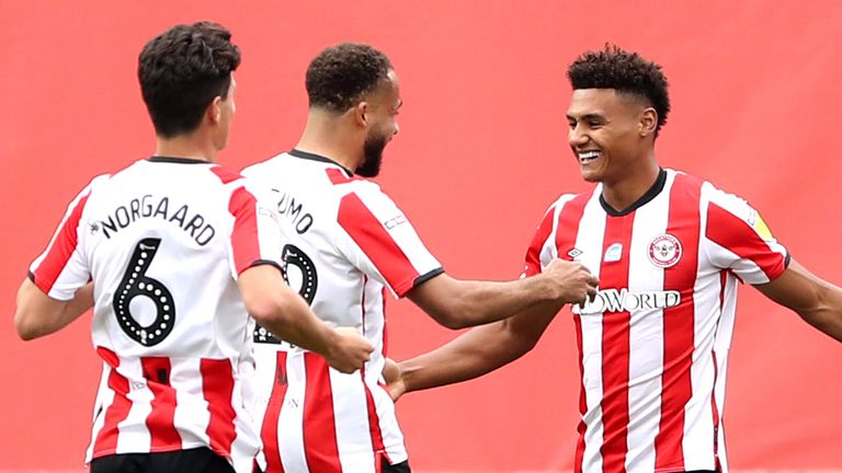Brentford&#39;s Ollie Watkins (second right) celebrates scoring his side&#39;s first goal of the game against Preston