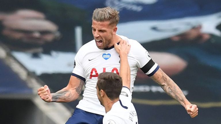Toby Alderweireld celebrates after making it 2-1 to Tottenham against Arsenal