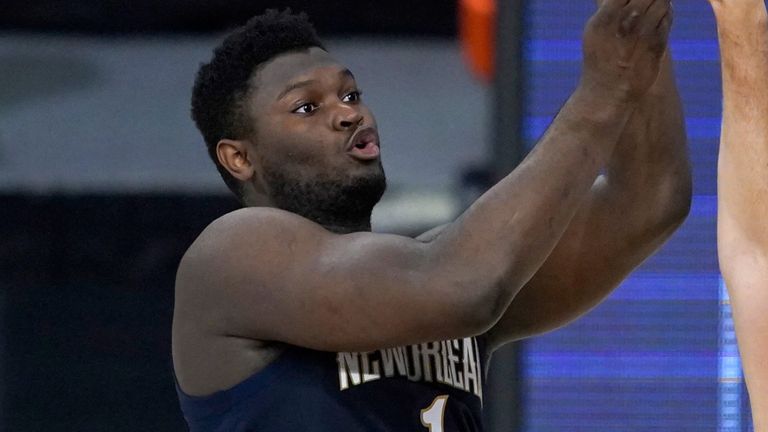 Zion Williamson shoots a floater against the Utah Jazz