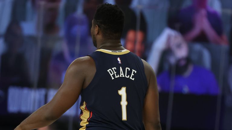 Zion Williamson heads to the bench during the Pelicans&#39; loss to the Jazz