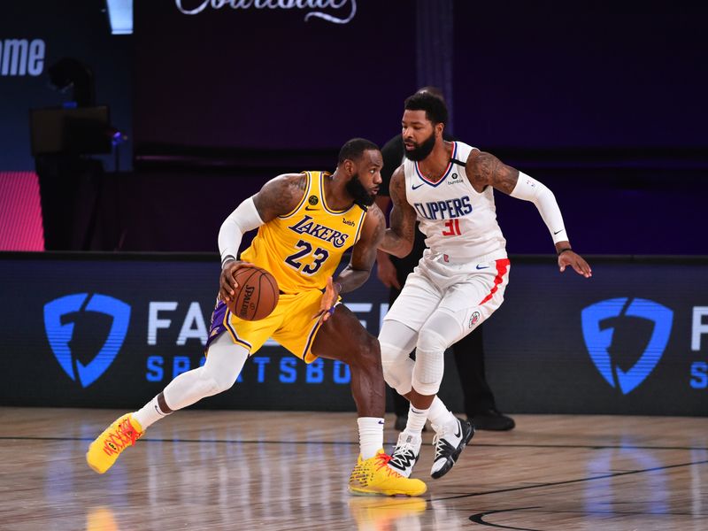 LeBron James shines in Lakers win, Clippers rally stuns Wizards