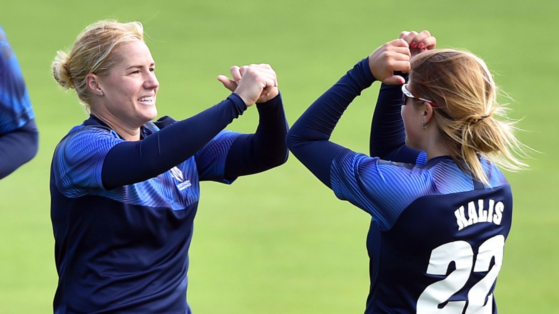 Brunt leads Diamonds to thumping win