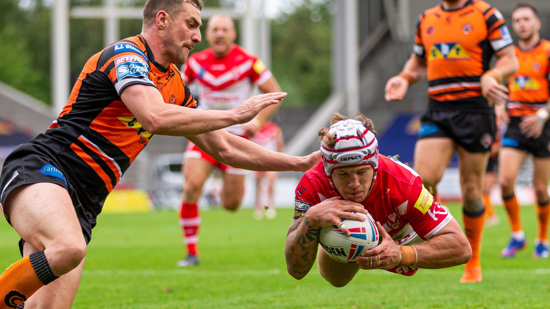 St Helens grind down Castleford
