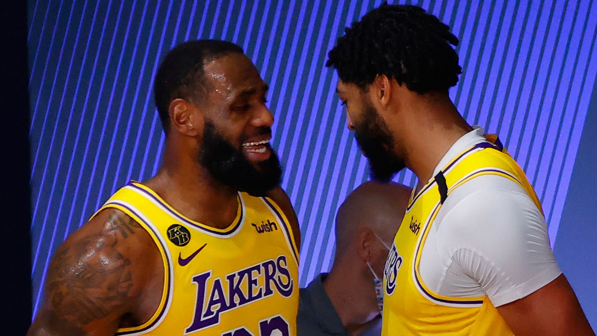 NBA: Lakers zdolali Dallas, LeBron James za hranicou 9000 asistencií