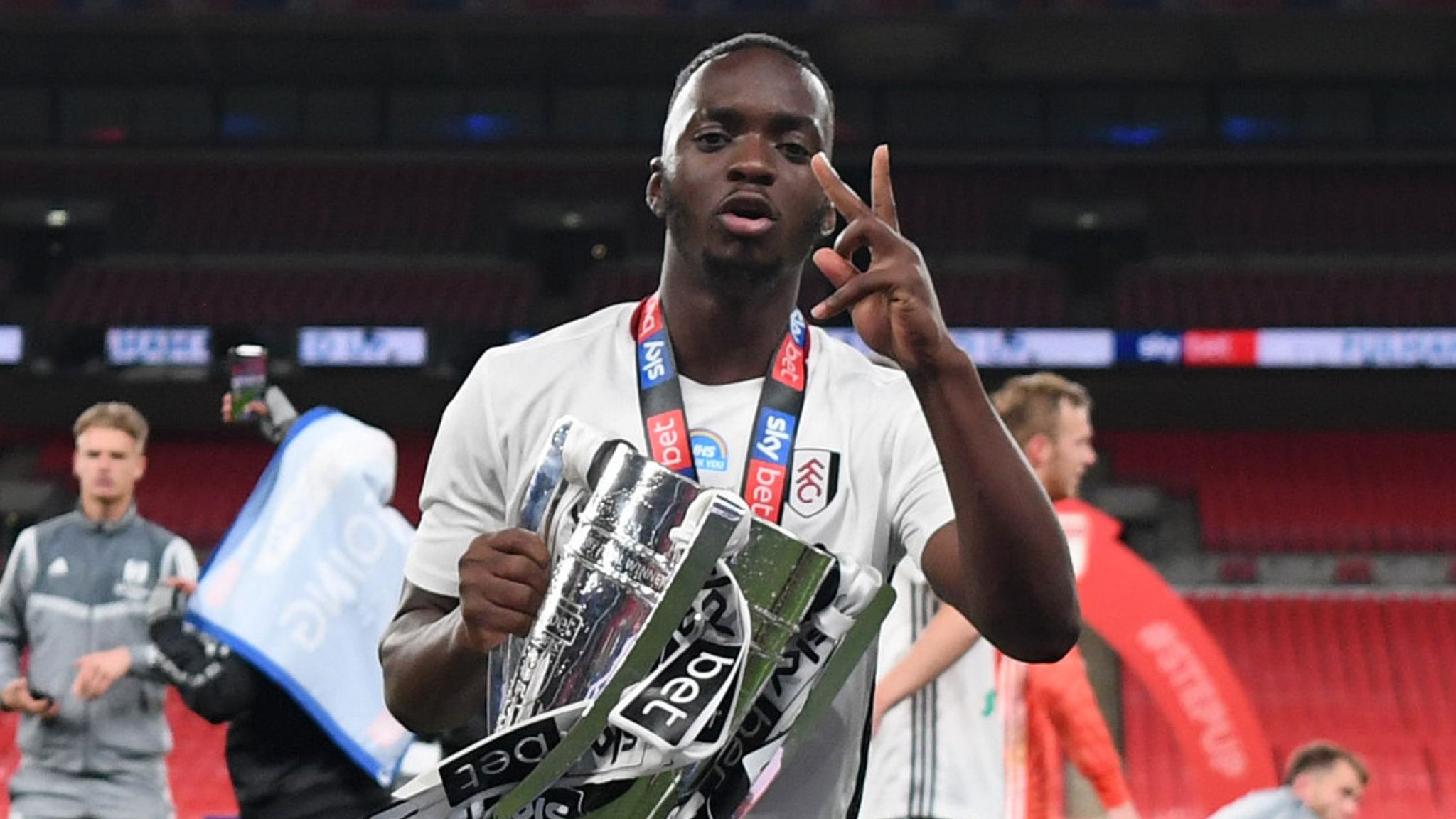Neeskens Kebano: Fulham winger signs new two-year deal | Football News |  Sky Sports