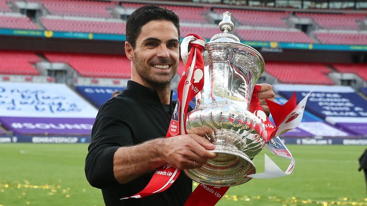 Mikel Arteta poses with the FA Cup after Arsenal&#39;s win over Chelsea