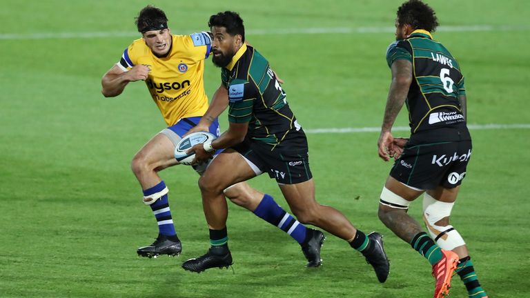 Ahsee Tuala breaks for Saints