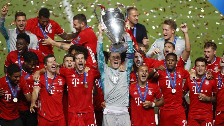 Manuel Neuer dvíha trofej Ligy majstrov pre Bayern Mníchov