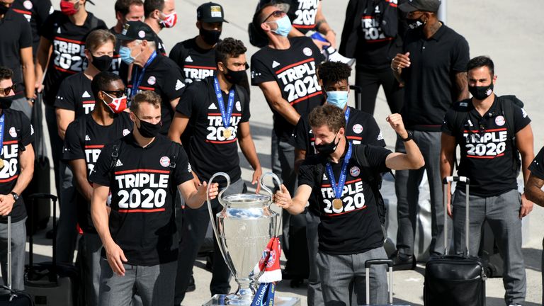  Manuel Neuer (R) and Thomas Müller of FC Bayern Muenchen pose with the trophy as the UEFA Champions League winners arrive at Airport Munich on August 24, 2020 in Munich, Germany. (Photo by Philipp Guelland - Pool/Getty Images)