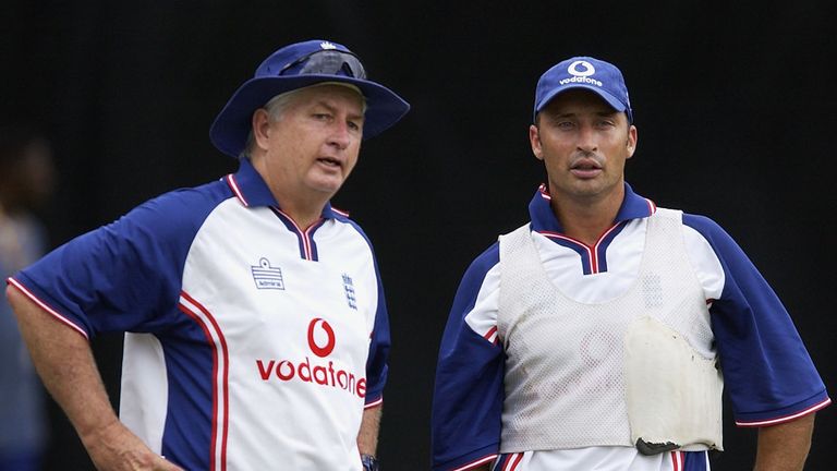 England captain Nasser Hussain (R) with coach Duncan Fletcher