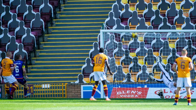 Reynolds' goal, seven minutes after half-time, lifted Dundee United up to third in the table