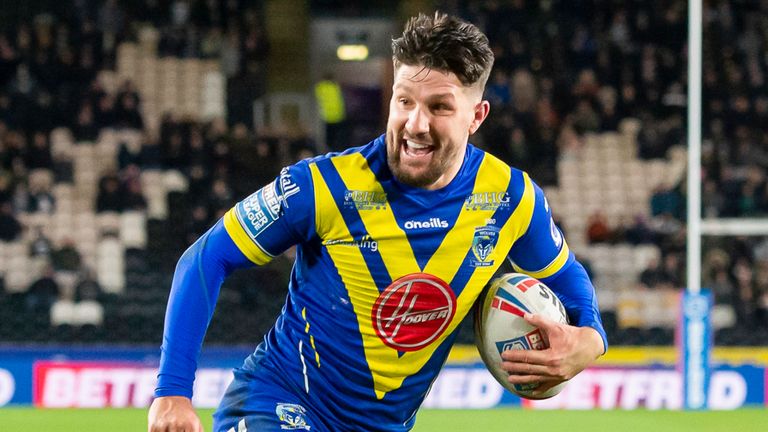 Picture by Allan McKenzie/SWpix.com - 12/03/2020 - Rugby League - Betfred Super League - Hull FC v Warrington Wolves - KC Stadium, Kingston upon Hull, England - Warrington's Gareth Widdop heads in for a try against Hull FC.