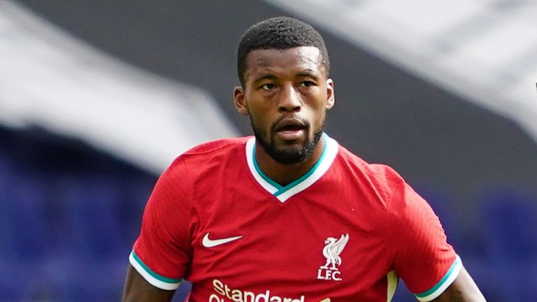 SALZBURG, AUSTRIA - AUGUST 25: Zlatko Junuzovic of Salzburg passes a ball attacked by Georginio Wijnaldum of Liverpool during the friendly match between FC Red Bull Salzburg and FC Liverpool at Red Bull Arena on August 25, 2020 in Salzburg, Austria. (Photo by Michael Molzar/SEPA.Media /Getty Images)