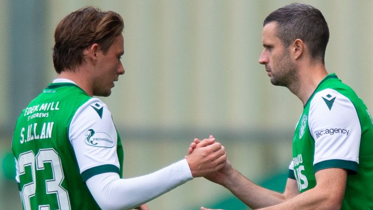 EDINBURGH, SCOTLAND - AUGUST 30: Hibernian's Jamie Murphy replaces Scott Allan to make his debut during a Scottish Premiership match between Hibernian and Aberdeen at Easter Road on August 30, 2020, in Edinburgh, Scotland. (Photo by Mark Scates / SNS Group)