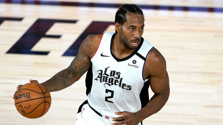 Kawhi Leonard controls possession for the Clippers