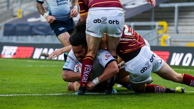 Picture by Alex Whitehead/SWpix.com - 02/08/2020 - Rugby League - Betfred Super League - Huddersfield Giants v Leeds Rhinos - Emerald Headingley Stadium, Leeds, England - Leeds' Konrad Hurrell scores a try.