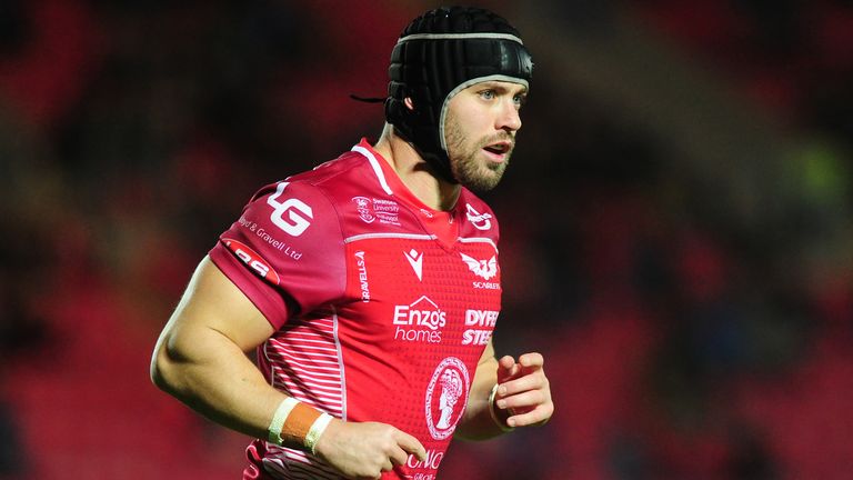 Leigh Halfpenny has agreed revised terms to remain at Scarlets next season
