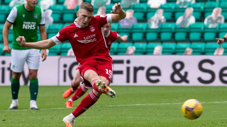 EDINBURGH, SCOTLAND - AUGUST 30: Aberdeen's Lewis Ferguson makes it 1-0 with a penalty during a Scottish Premiership match between Hibernian and Aberdeen at Easter Road on August 30, 2020, in Edinburgh, Scotland. (Photo by Ross Parker / SNS Group)