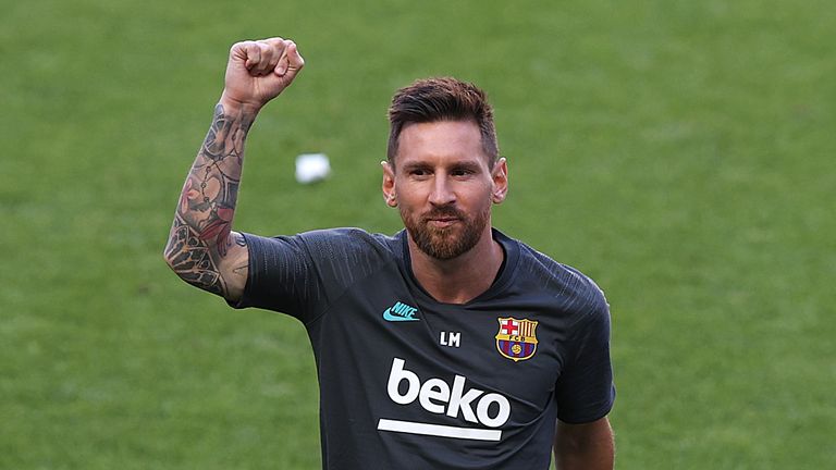 Barcelona&#39;s Argentinian forward Lionel Messi gestures during a training session at the Luz stadium in Lisbon on August 13, 2020 on the eve of the UEFA Champions League quarter-final football match between FC Barcelona and Bayern Munich