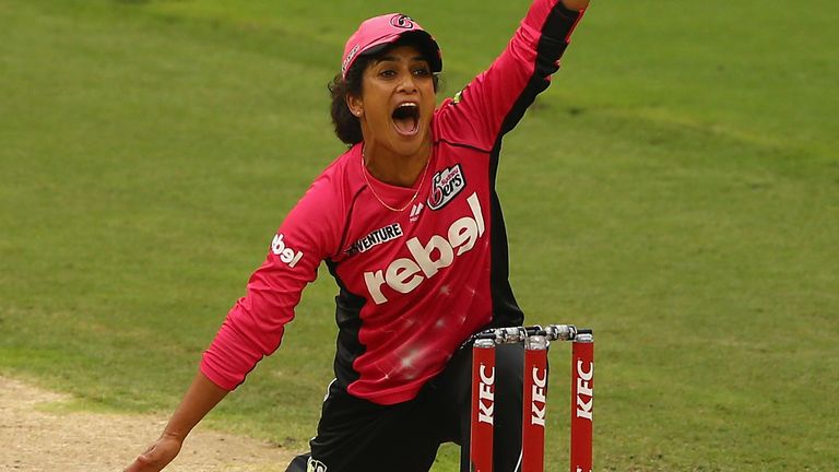 MELBOURNE, AUSTRALIA - JANUARY 22:  during the Women's Big Bash League Semi Final match between the Hobart Hurricanes and the Sydney Sixers at the MCG on January 22, 2016 in Melbourne, Australia.  (Photo by Robert Cianflone/Getty Images)