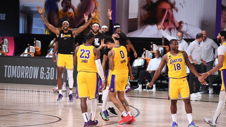 The Lakers react to Kuzma's game-winning shot