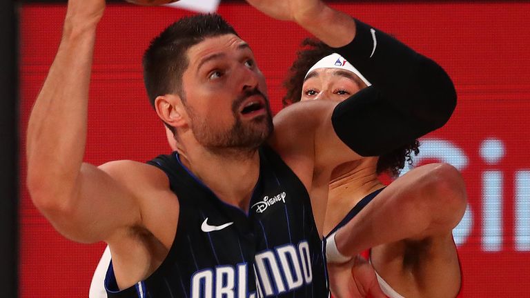 Nikola Vucevic attacks the basket against the Pelicans