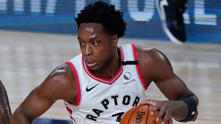 OG Anunoby drives by LeBron James during the Raptors&#39; win over the Lakers