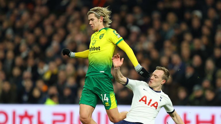 Skipp challenges Norwich's Todd Cantwell during last season's FA Cup