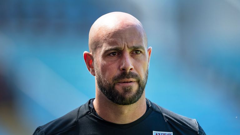 Pepe Reina has completed his move from AC Milan to Lazio