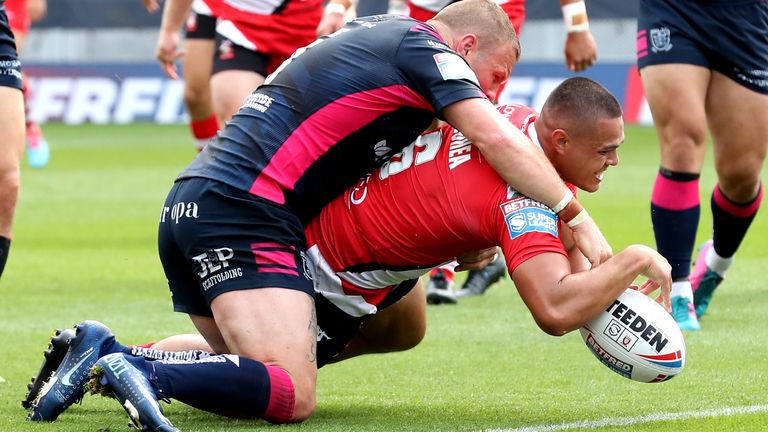 Tui Lolohea scores a try against Hull