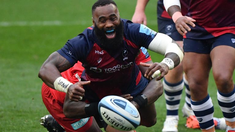 Semi Radradra loses the ball after being tackled by Maro Itoje