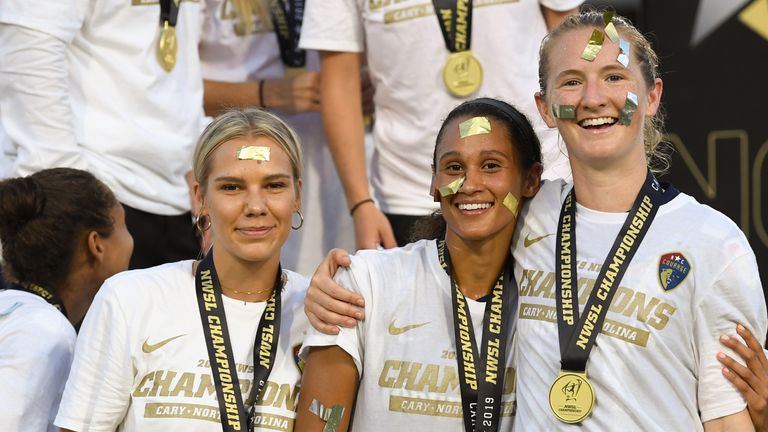 Sam Mewis (ขวา) เฉลิมฉลองการคว้าแชมป์ NWSL Championship ปี 2019 กับเพื่อนร่วมทีม North Carolina Courage Merritt Mathias และ Lynn Williams