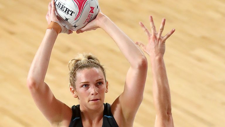 Jo Harten in action for the GIANTS in Suncorp Super Netball