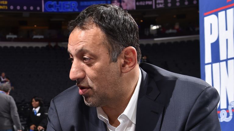 Vlade Divac in discussion with former Kings team-mate Doug Christie