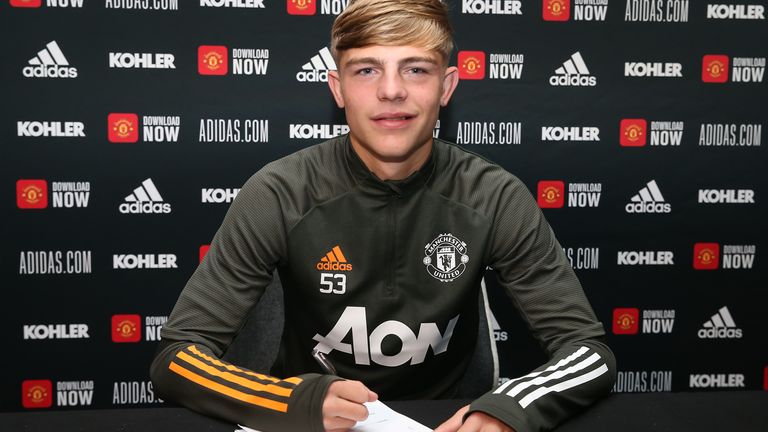 Brandon Williams has signed a new Manchester United contract until June 2024