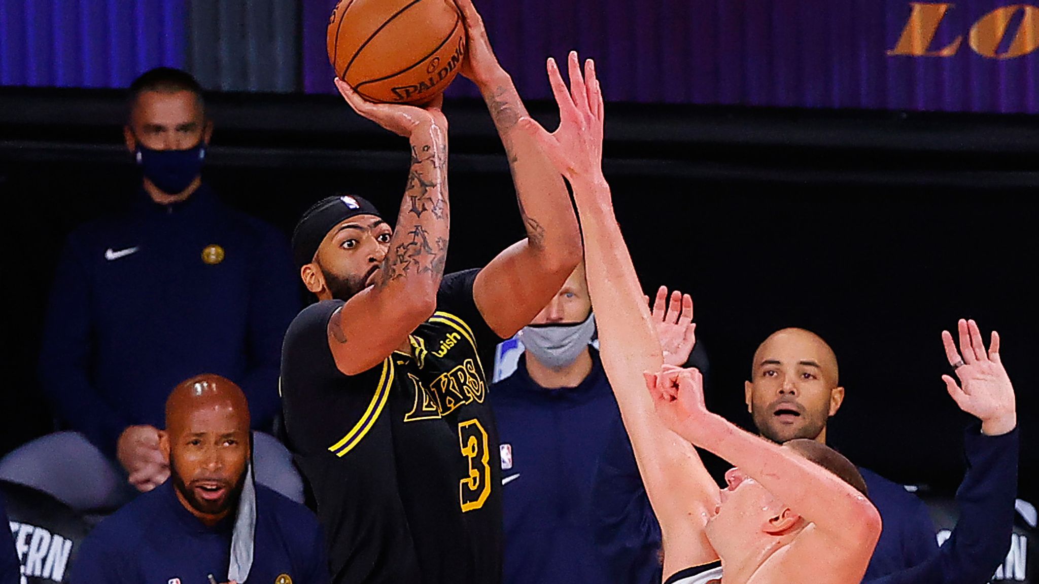 Anthony Davis drains threepointer at the buzzer to lift Lakers past