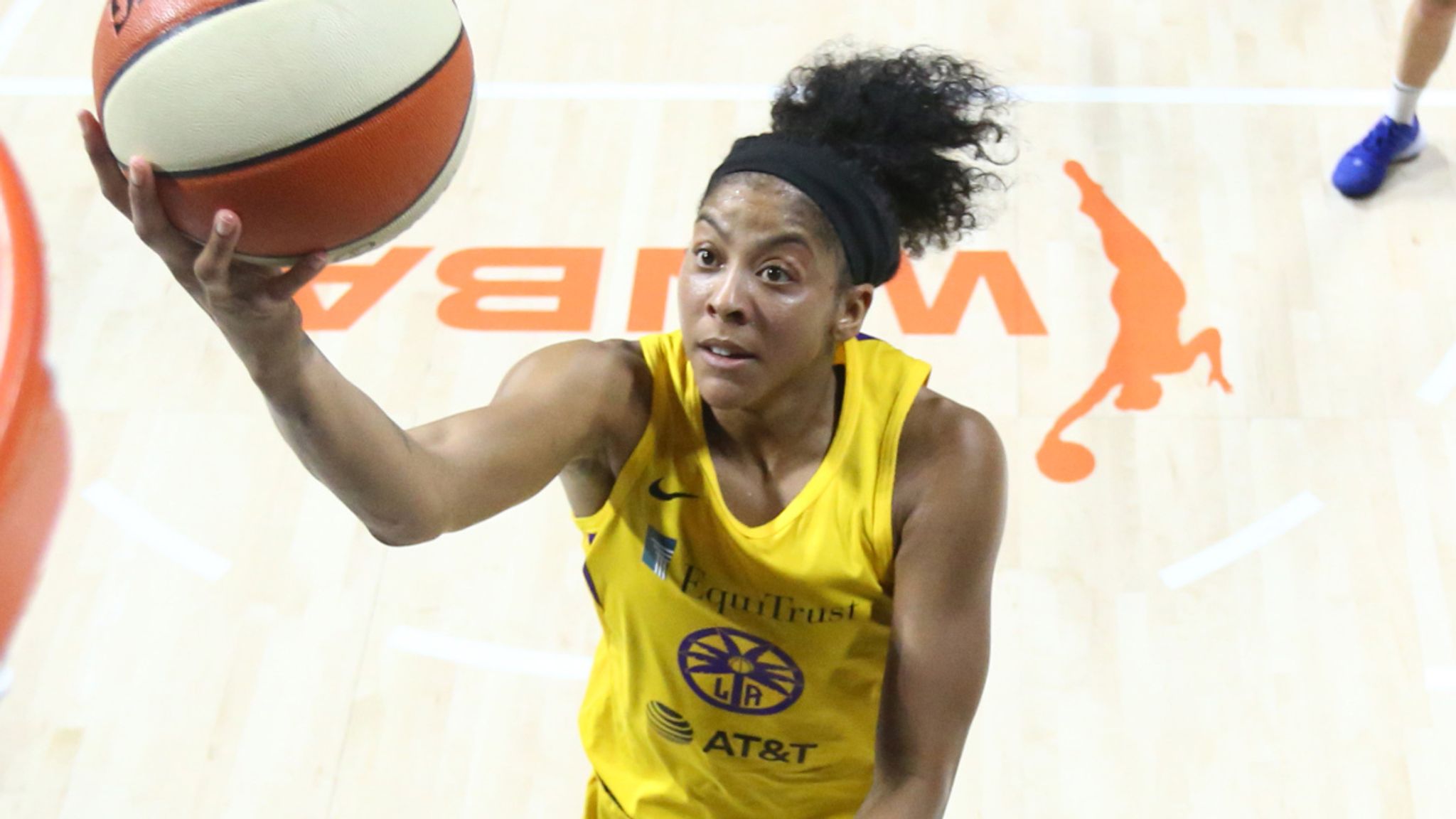 Candace Parker scores with a lay-up against the Dallas Wings.