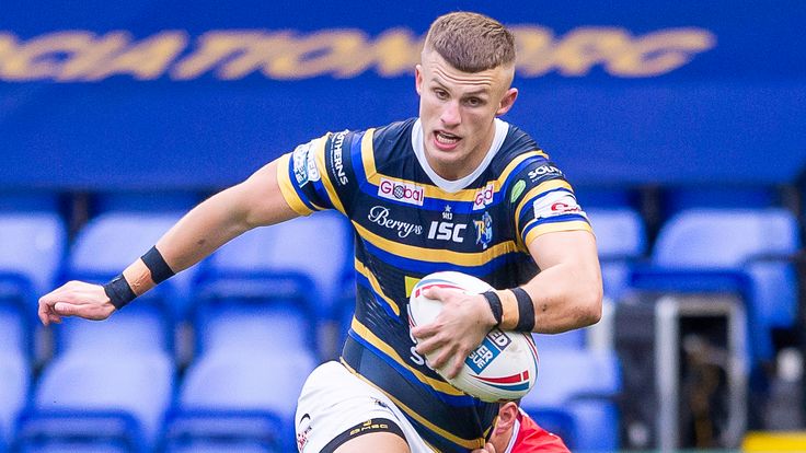 Picture by Allan McKenzie/SWpix.com - 29/08/2020 - Rugby League - Betfred Super League - Leeds Rhinos v Salford Red Devils - Halliwell Jones Stadium, Warrington, England - Leeds's Ash Handley evades Salford tacklers.