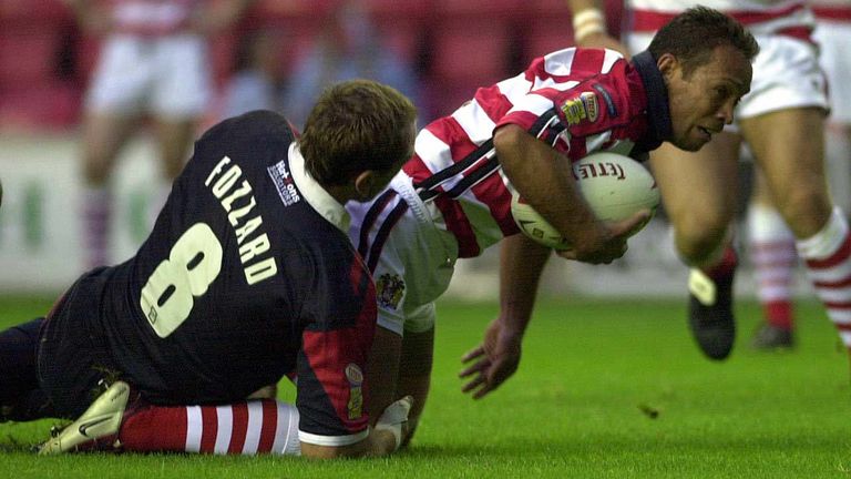 . .PICTURE BY :Chris Whiteoak/SWpix.com.Rugby League, Tetleys Super League, Wigan Warriors v St Helens, 20/8/2004..?COPYRIGHT PICTURE>>SIMON WILKINSON>>0870 0920092>>..Wigan's Adrian Lam is tackled by St Helens' Nick Fozzard